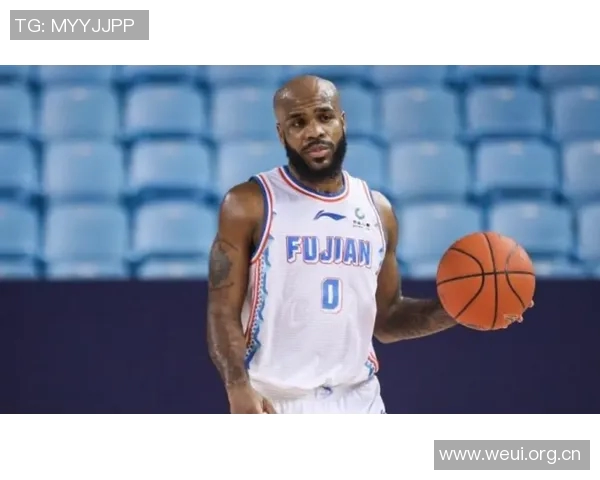 爱德华兹半场表现出色11投6中三分命中率高达40贡献15分3板3助