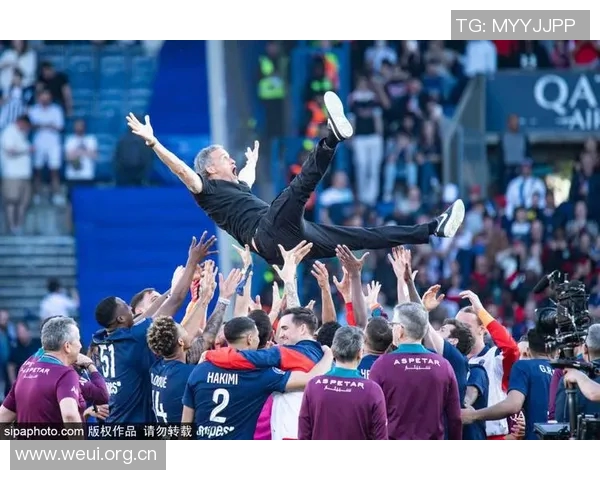 姆巴佩赛后与恩里克亲切交流并向前队友们表达一致意见 姆巴佩赛后与恩里克亲切交流并向前队友们表达一致意见